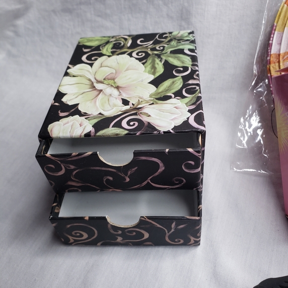 Tween/Teen Variety Bundle Bath, Hair, Bags, Room Decor, & More 4Pd Bundle - Picture 10 of 13